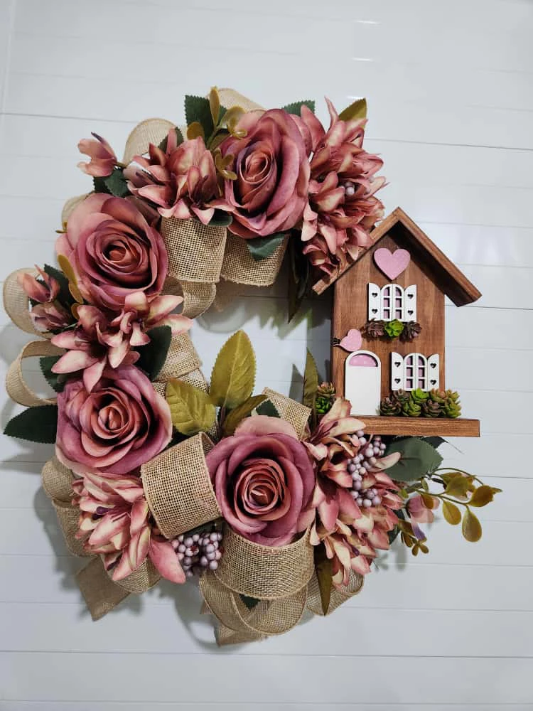 Decoração para datas especiais sem exagero: como deixar a casa bonita no Natal, na Páscoa e nos aniversários 12 Guirlanda Floral com Casinha Adorno Parede Gra Decorações